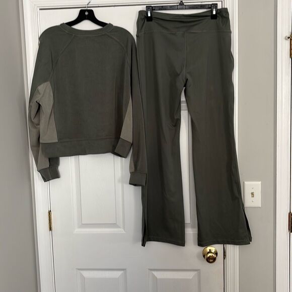 Danskin Ladies Large Crop Pullover with match Danskin flared slit leggings size - Picture 3 of 9